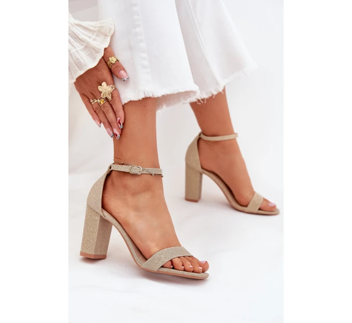 Lesklé Dámské Sandály Na Podpatku Zlaté model 21703987 - Boto Lesklé Dámské Sandály Na Podpatku Zlaté model 21703987 - Boto
