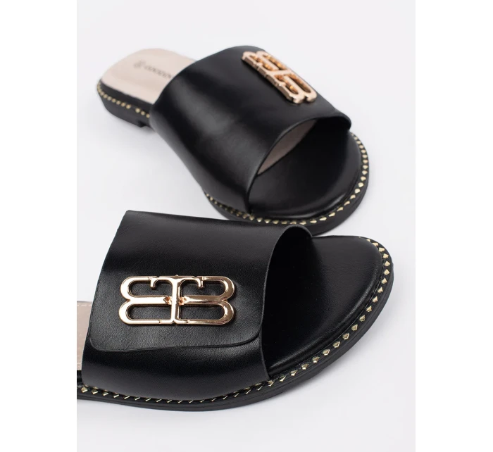 Pěkné nazouváky černé dámské na plochém podpatku Pěkné nazouváky černé dámské na plochém podpatku