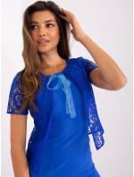 Kobaltově modré koktejlové šaty s krajkovým překrytím