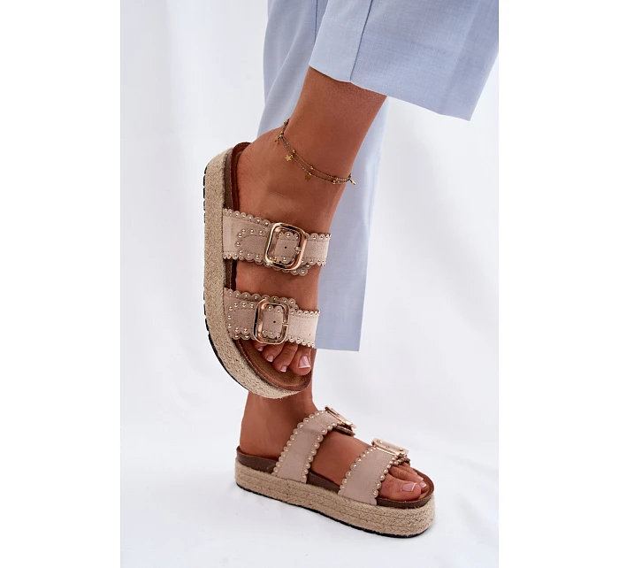 Dámské nazouváky na platformě s pletením zlaté model 22122593 a cvočky béžové - Boto