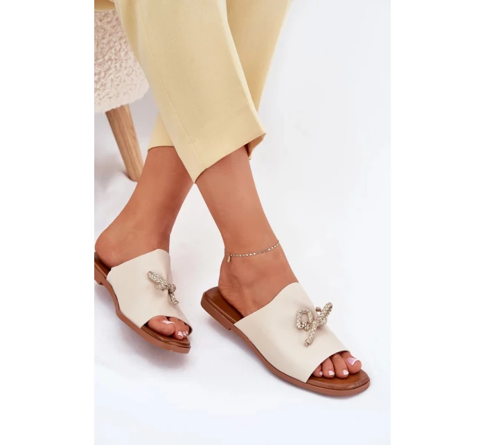 Dámské pantofle na nízkém podpatku s ozdobným vázáním – béžové Norela Dámské pantofle na nízkém podpatku s ozdobným vázáním – béžové Norela