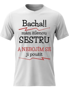 Pánské bavlněné tričko s potiskem - MÁM ŠÍLENOU SESTRU - bílé
