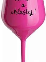 NEČUM A CHLASTEJ! - růžová nerozbitná sklenice na víno 470 ml