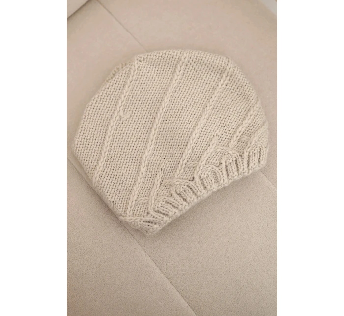 Dámská zimní čepice s ozdobným pletením a střihem béžová model 21878057 - K-Fashion