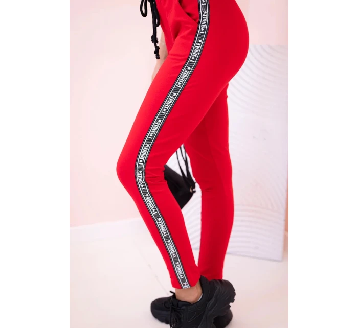 Dámské teplákové kalhoty s lampasem a šňůrkou v pase červené