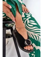 Elegantní Dámské Sandály S Zlatou Ozdobou Na Plochém Podpatku Černé S.Barski model 21685679 - Boto Elegantní Dámské Sandály S Zlatou Ozdobou Na Plochém Podpatku Černé S.Barski model 21685679 - Boto