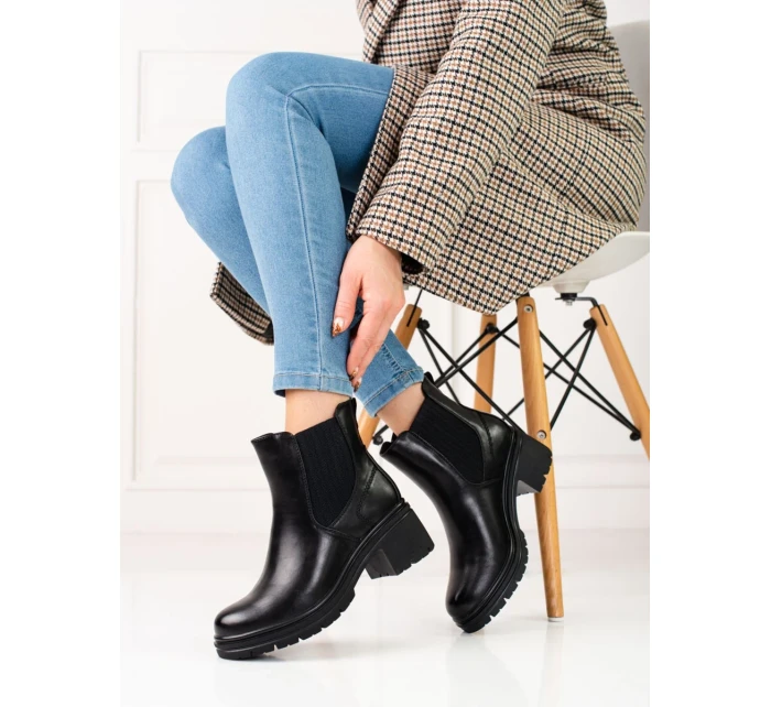 Jedinečné černé dámské  kotníčkové boty na širokém podpatku