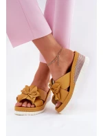 Kožené dámské sandály na klínovém podpatku s ozdobným květem Artiker 52C0504 žluté Kožené dámské sandály na klínovém podpatku s ozdobným květem Artiker 52C0504 žluté