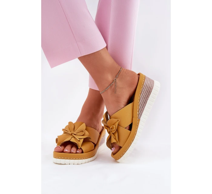 Kožené dámské sandály na klínovém podpatku s ozdobným květem Artiker 52C0504 žluté Kožené dámské sandály na klínovém podpatku s ozdobným květem Artiker 52C0504 žluté