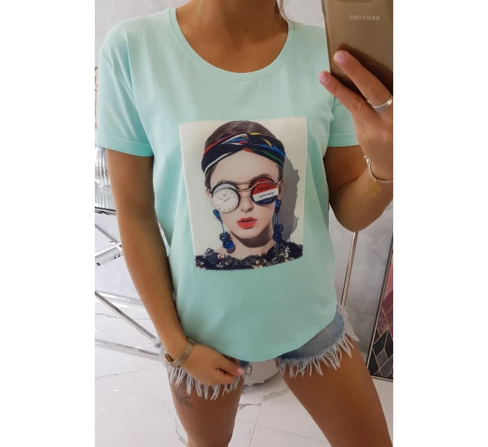 Halenka s dámskou grafikou v mátovém odstínu