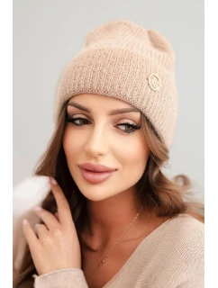 Dámská zimní čepice model 21441752 s ozdobným knoflíkem světle camelová - K-Fashion