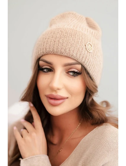 Dámská zimní čepice model 21441752 s ozdobným knoflíkem světle camelová - K-Fashion Dámská zimní čepice model 21441752 s ozdobným knoflíkem světle camelová - K-Fashion