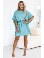 model 22015591 SOFIA Motýlí šaty se zavazováním v pase pastelově tyrkysové - numoco model 22015591 SOFIA Motýlí šaty se zavazováním v pase pastelově tyrkysové - numoco