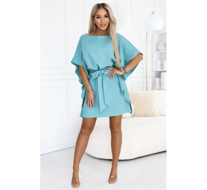 model 22015591 SOFIA Motýlí šaty se zavazováním v pase pastelově tyrkysové - numoco model 22015591 SOFIA Motýlí šaty se zavazováním v pase pastelově tyrkysové - numoco