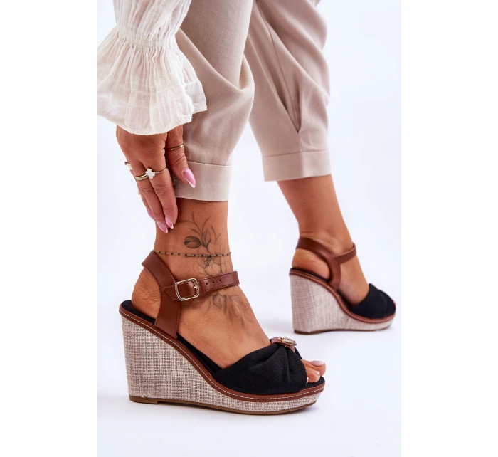 Dámské sandály na klínku s ozdobou černá model 21618450 - Boto Dámské sandály na klínku s ozdobou černá model 21618450 - Boto