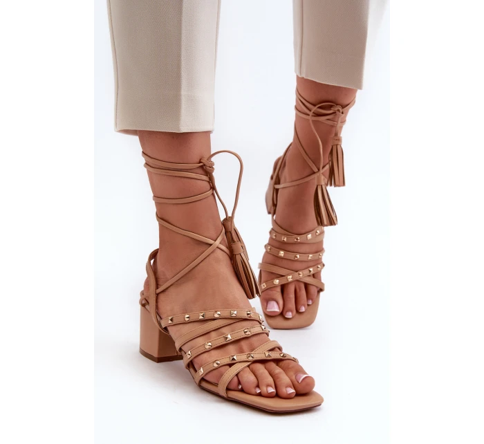 Šněrovací sandály na nízkém podpatku zdobené hřebíčky Camel Chrisele Šněrovací sandály na nízkém podpatku zdobené hřebíčky Camel Chrisele