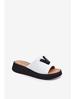 Kožené dámské pantofle s písmenem V na platformě Vinceza 66950 bílé