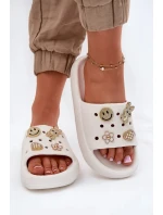 Dámské pěnové pantofle s ozdobnými připínkami Vinceza – bílé
