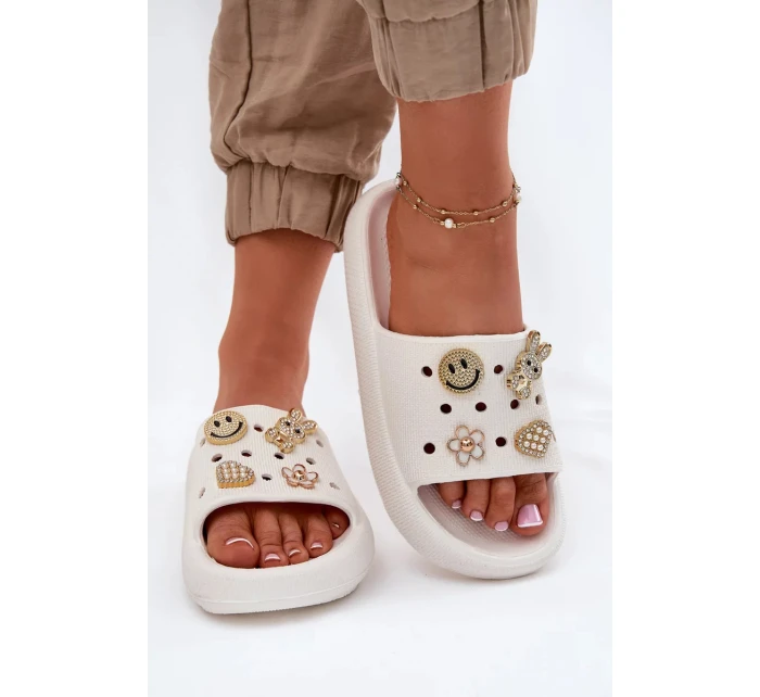 Dámské pěnové pantofle s ozdobnými připínkami Vinceza – bílé