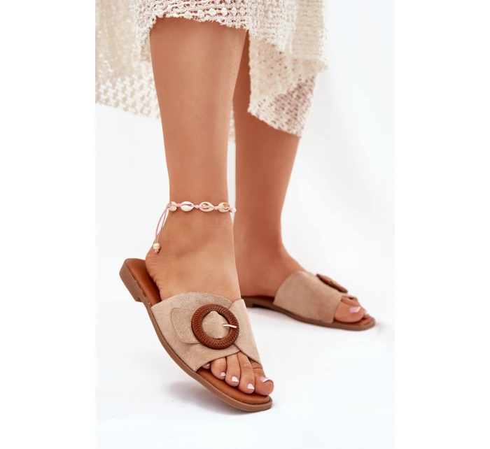 Dámské Pantofle Na Plochém Podpatku S Přezkou Béžové model 21698872 - Boto Dámské Pantofle Na Plochém Podpatku S Přezkou Béžové model 21698872 - Boto