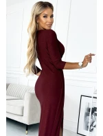 Lesklé dámské šaty ve vínové bordó barvě s výstřihem a rozparkem na noze model 18860510 - numoco Lesklé dámské šaty ve vínové bordó barvě s výstřihem a rozparkem na noze model 18860510 - numoco