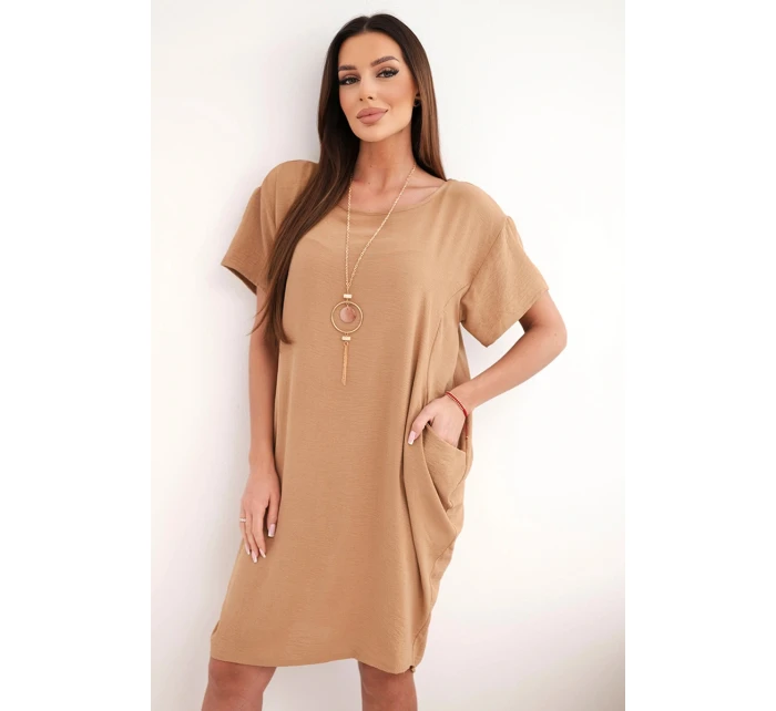 Šaty s kapsami a přívěskem Velbloud