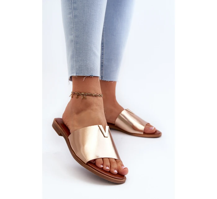 Dámské sandály z ekokože na ploché podrážce zlaté Maliha Dámské sandály z ekokože na ploché podrážce zlaté Maliha