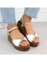 Dámské sandály na platformě bílé a zlaté model 21904971 - S.Barski Dámské sandály na platformě bílé a zlaté model 21904971 - S.Barski