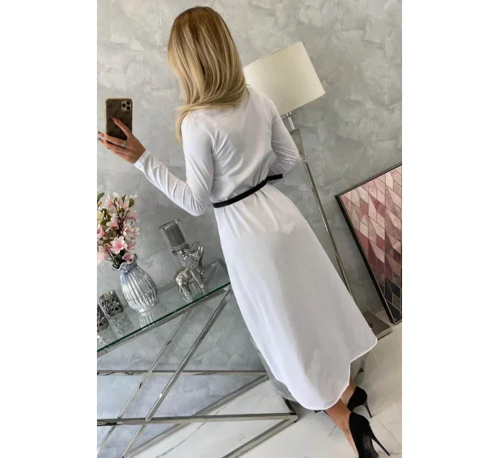 Šaty s ozdobným páskem a nápisy bílé barvy