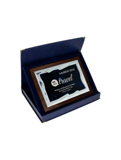 Plastový diplom s vyrytou kovovou destičkou + pouzdro