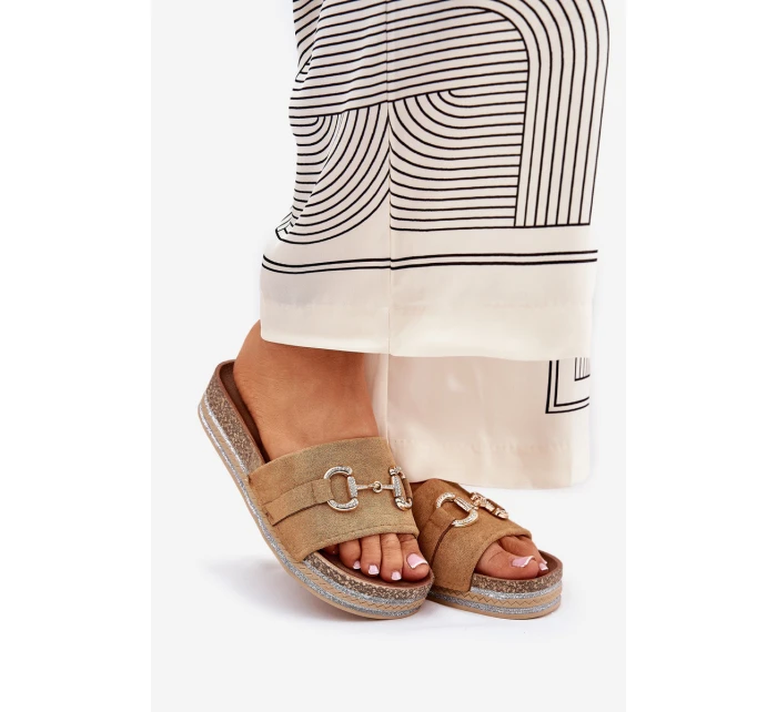 Dámské Pantofle Na Platformě Se Zlatou Dekorací A Leskem Camel Morisela Dámské Pantofle Na Platformě Se Zlatou Dekorací A Leskem Camel Morisela