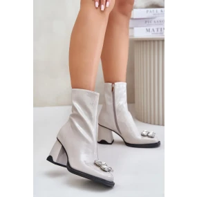 Lakované Dámské Kotníkové Boty Na Podpatku S Ozdobou D&A Světle šedé