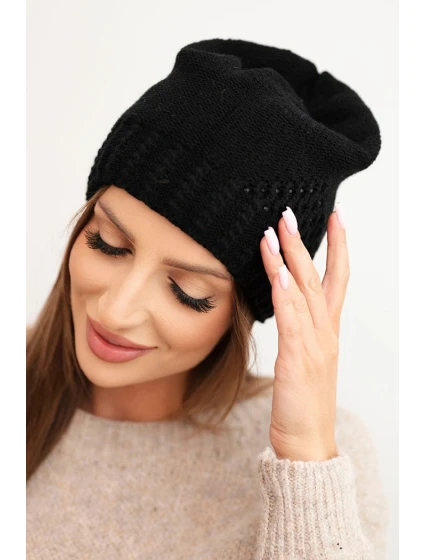 Dámská zimní čepice vlněná s ozdobným pletením a detaily K449 černá Dámská zimní čepice vlněná s ozdobným pletením a detaily K449 černá