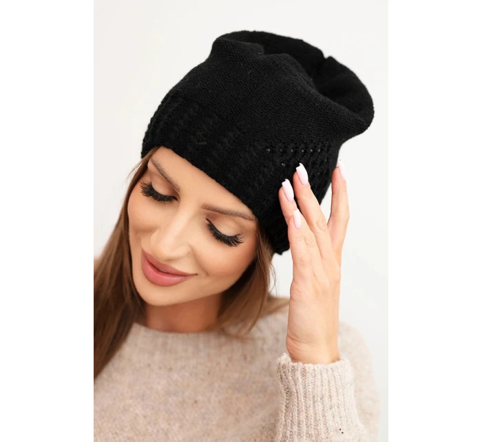 Dámská zimní čepice vlněná s ozdobným pletením a detaily K449 černá Dámská zimní čepice vlněná s ozdobným pletením a detaily K449 černá
