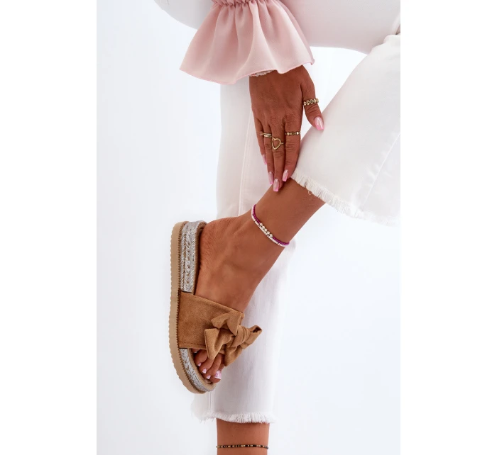 Dámské žabky na platformě s mašlí Camel model 21653345 - Boto Dámské žabky na platformě s mašlí Camel model 21653345 - Boto