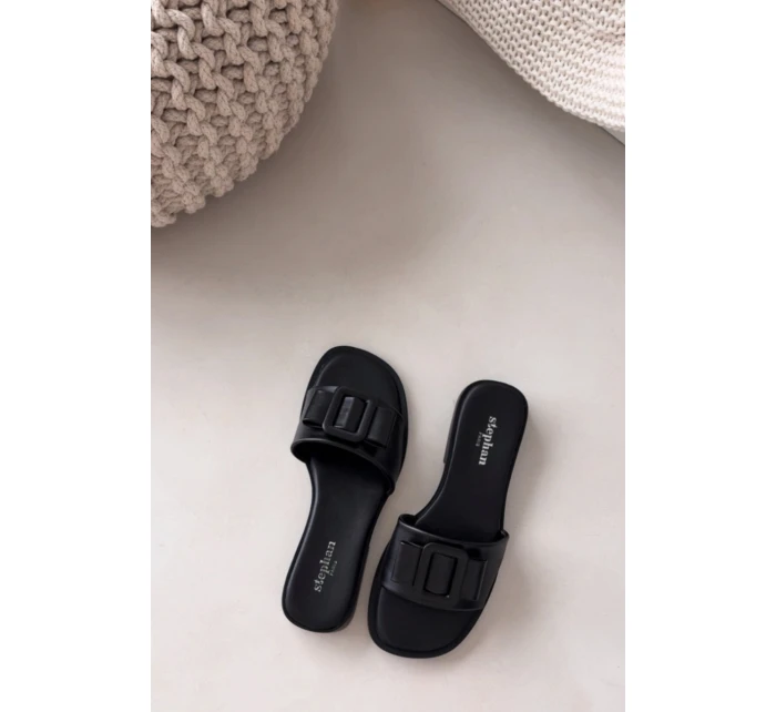 Dámské pantofle na ploché podrážce s přezkou Černé model 21900557 - Boto Dámské pantofle na ploché podrážce s přezkou Černé model 21900557 - Boto