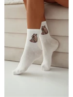 Dámské bavlněné ponožky se sedící kapibarou – ecru Dámské bavlněné ponožky se sedící kapibarou – ecru