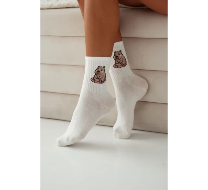 Dámské bavlněné ponožky se sedící kapibarou – ecru Dámské bavlněné ponožky se sedící kapibarou – ecru