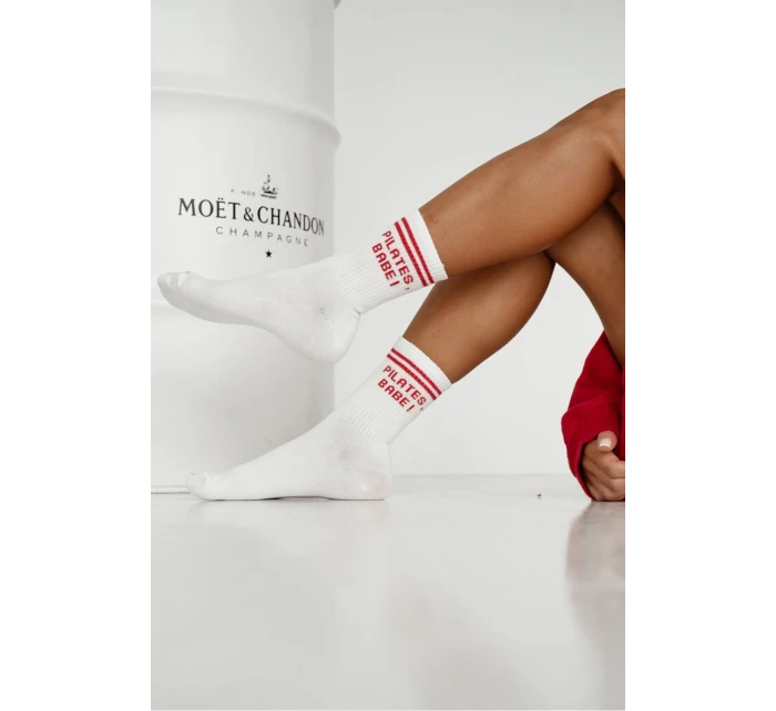 Dámské ponožky s červeným nápisem „PILATES, BABE!“ – ecru