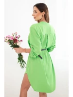 Šaty s delšími zády a páskem pistáciová