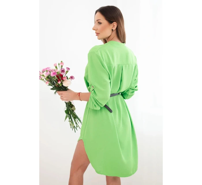 Šaty s delšími zády a páskem pistáciová