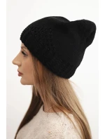 Dámská zimní čepice vlněná s ozdobným pletením a detaily K449 černá Dámská zimní čepice vlněná s ozdobným pletením a detaily K449 černá