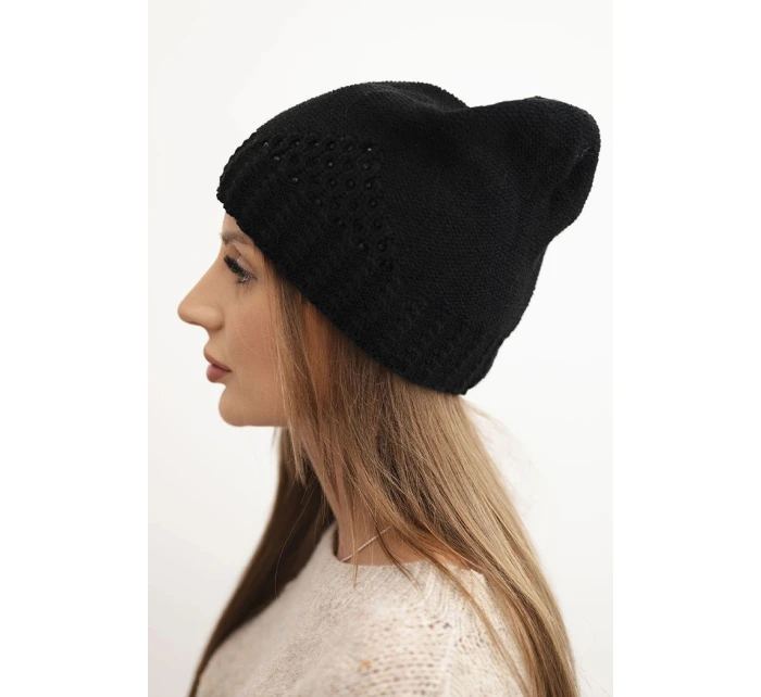 Dámská zimní čepice vlněná s ozdobným pletením a detaily K449 černá Dámská zimní čepice vlněná s ozdobným pletením a detaily K449 černá