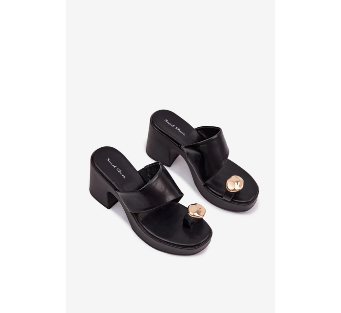 Dámské sandály na sloupkovém podpatku se zlatým detailem Černé model 22037700 - Boto