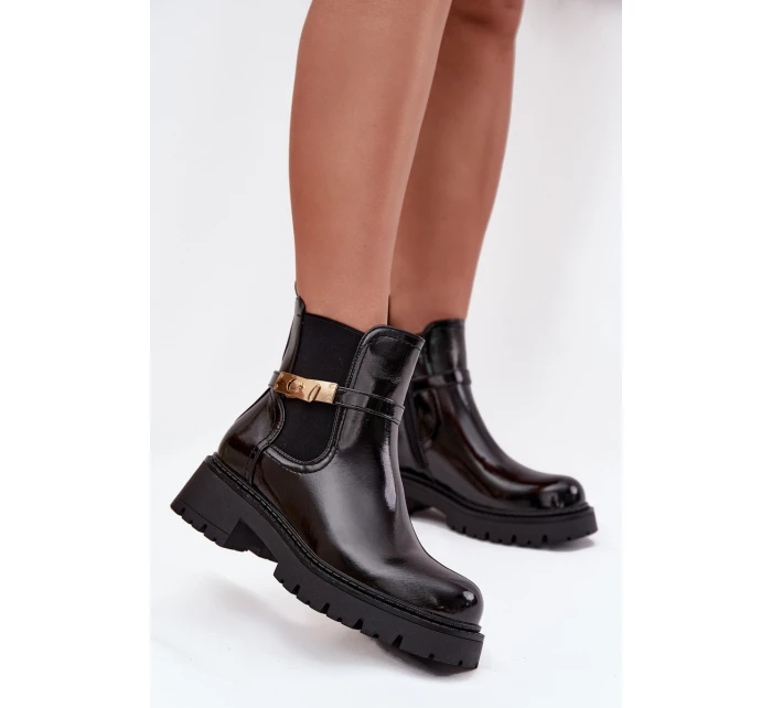 Dámské zateplené lakované kotníkové botky sztyblety s ozdobným páskem – černé Vivessa Dámské zateplené lakované kotníkové botky sztyblety s ozdobným páskem – černé Vivessa