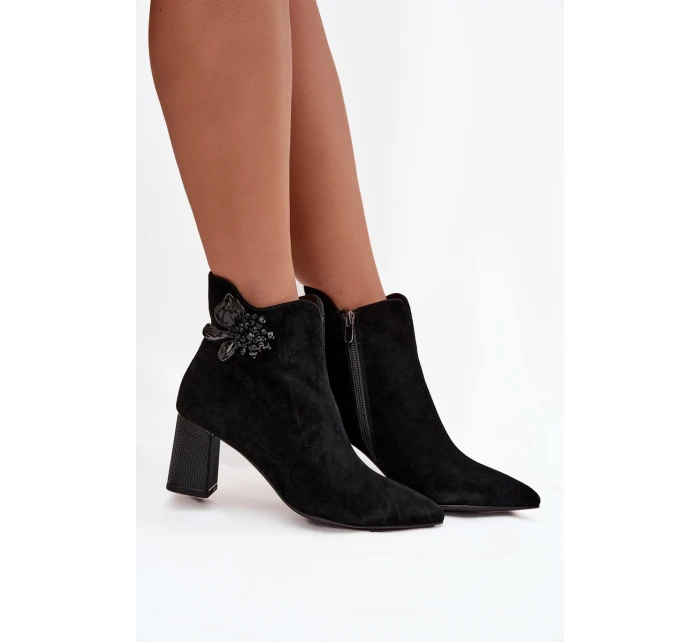 Semišové dámské boty na podpatku s ozdobou D&A CR52-686 Černé