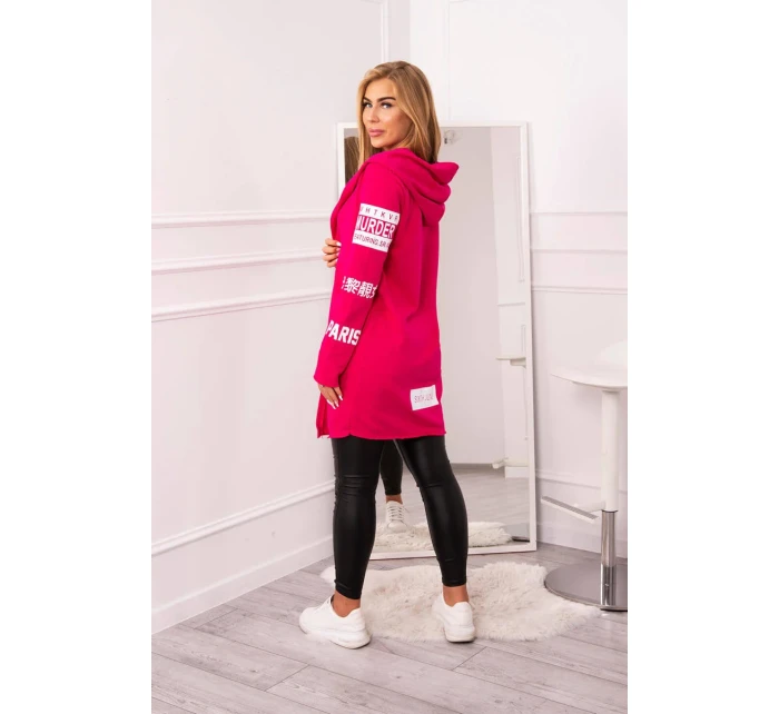 Fuchsiový plášť s nápisy