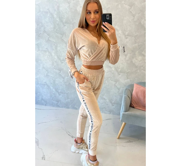 Velurová souprava s nápisem Queen beige Velurová souprava s nápisem Queen beige