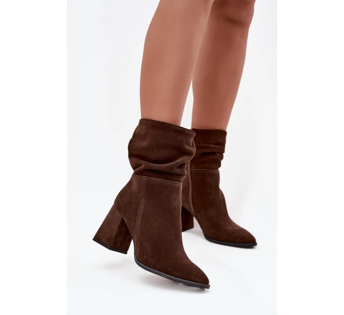 Dámské zateplené kotníkové boty z přírodního semiše se řasením – čokoládové Dámské zateplené kotníkové boty z přírodního semiše se řasením – čokoládové