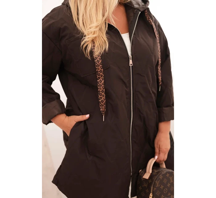 Dámská bunda Plus Size prošívaná s kapucí a nápisem model 21229249 hnědá - K-Fashion